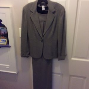 Woman's 2-piece Suit